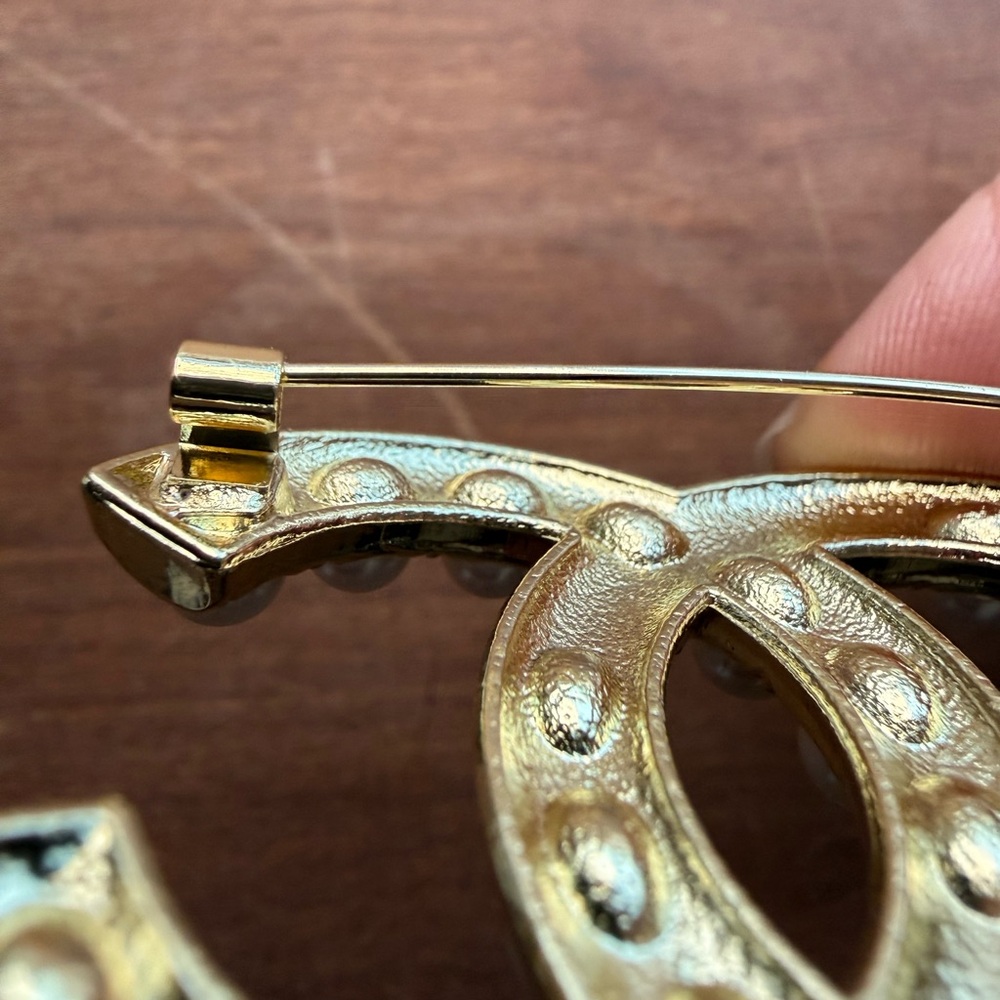 CHANEL Gold and Pearl Crystal Brooch - Picture 4 of 8